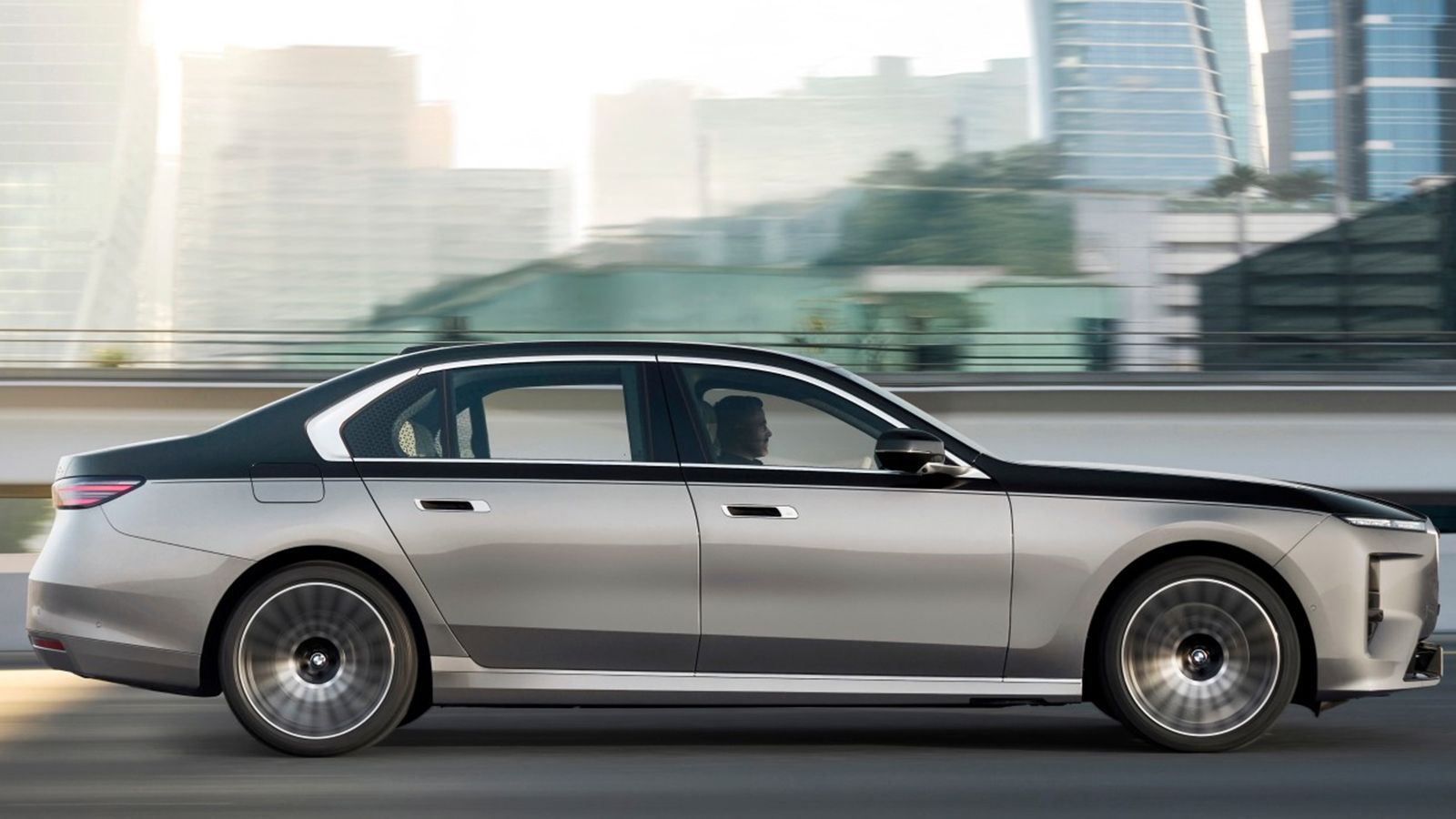 Πρεμιέρα για την ανανεωμένη BMW Σειρά 7